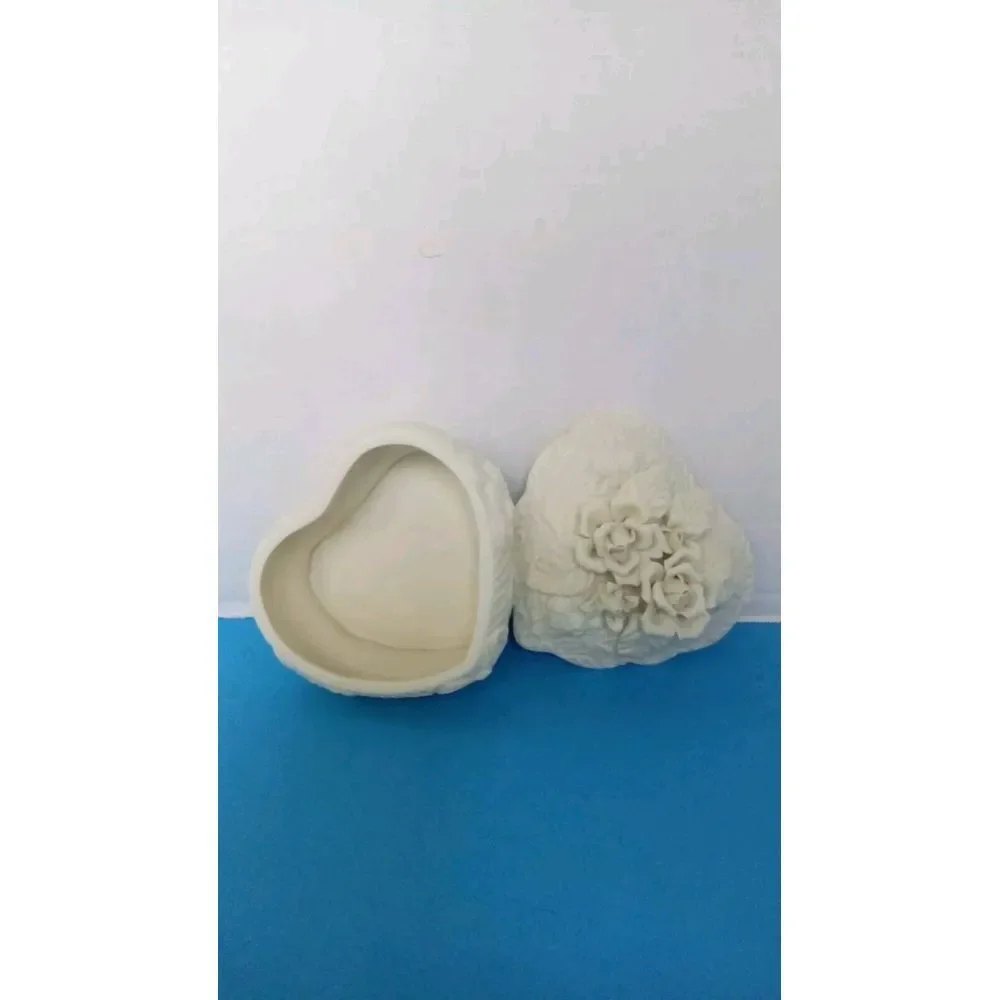 Vintage Heart-Shaped‎ Ceramic Trinket Box with Rose Detail Decorative Storage